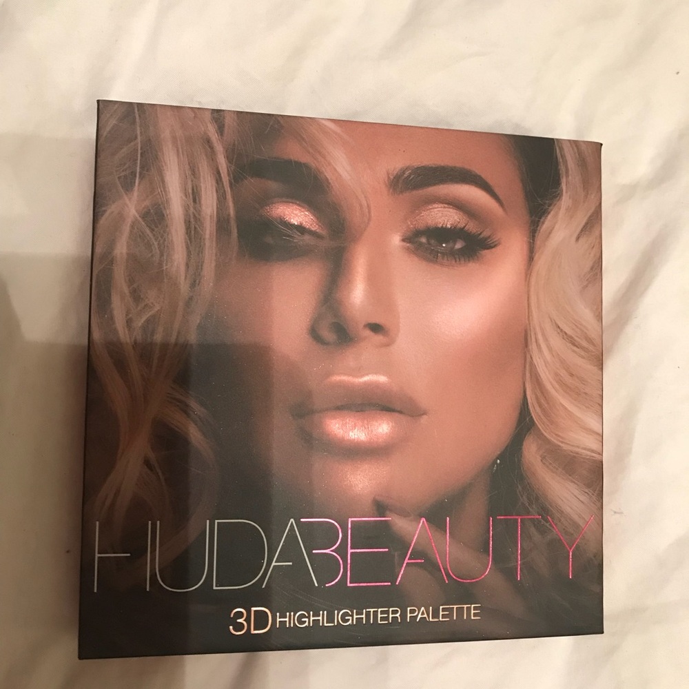 Huda Beauty highlight palette